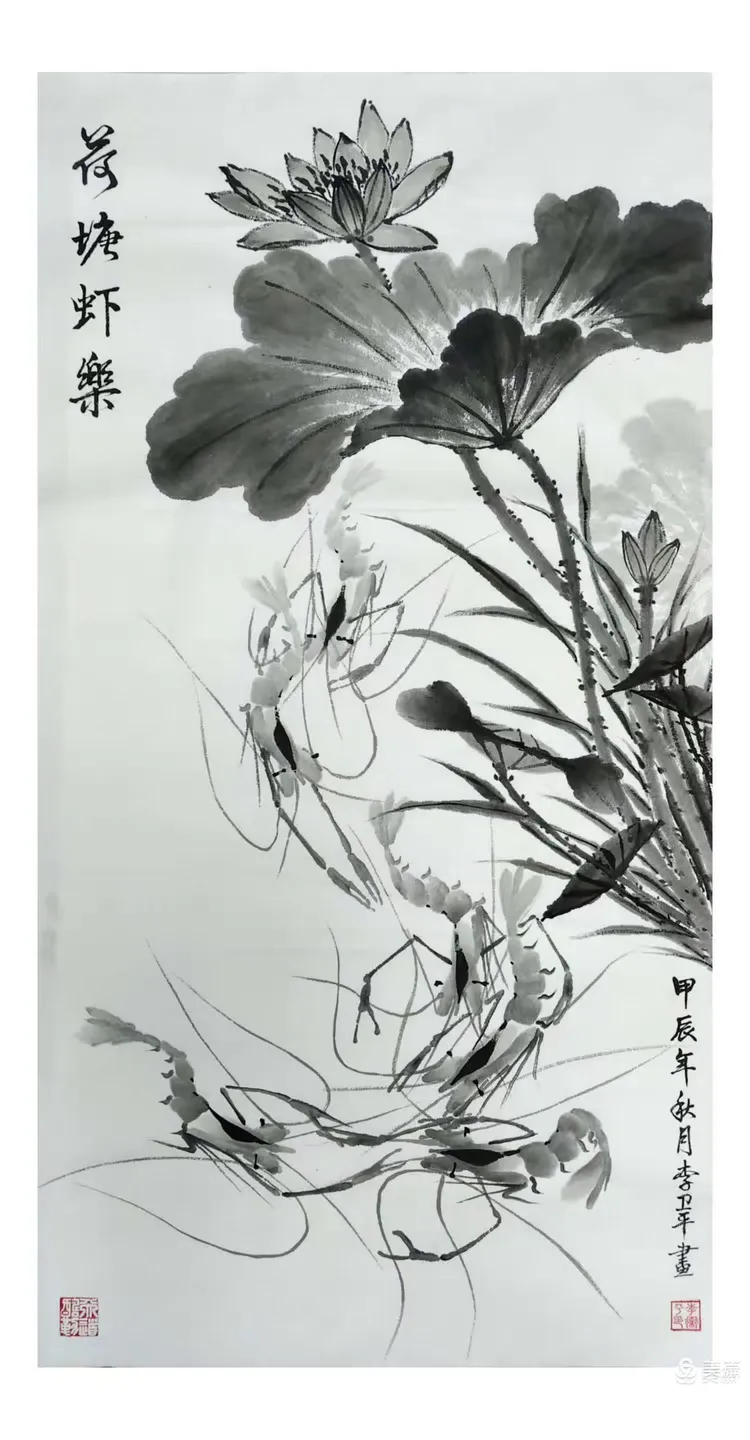 虾的灵动与荷花的静美形成了鲜明的对比,让人眼前一亮